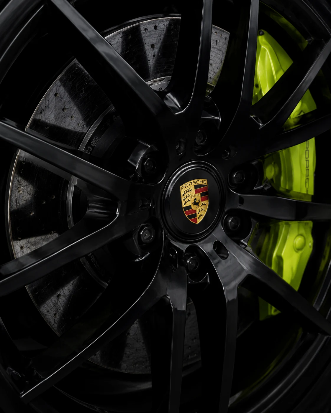 Czarna felga Porsche z zielonym zaciskiem po detailingu